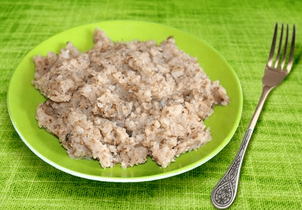 Porridge made of crushed buckwheat with mank